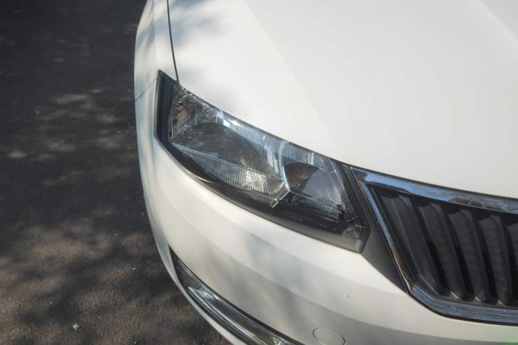 Used Skoda Rapid 2013 1.6L Automatic Smart Selection Model Right Front Headlight