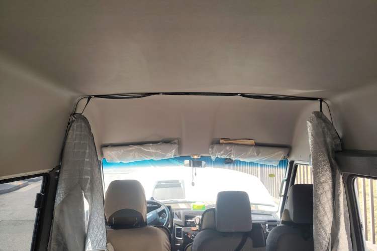 Used Iveco Daily 2021 2.5T A35 M1 Passenger Van 5-9 Seater Short Wheelbase Mid-Roof Design Dual Tires Side Sliding Door