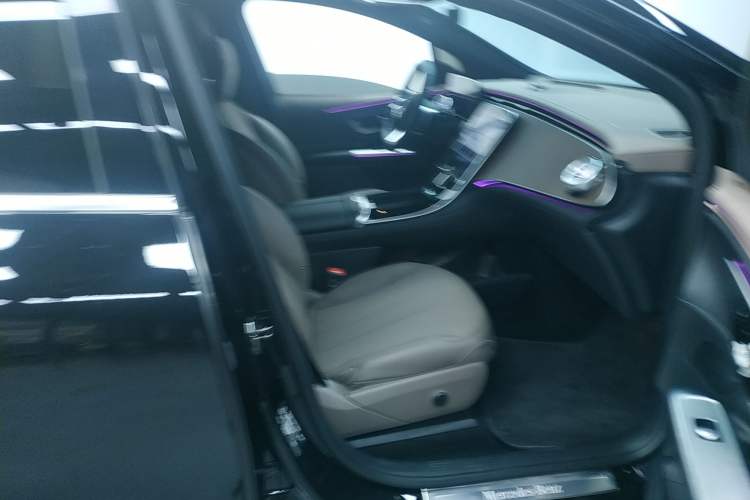 Used Mercedes-Benz EQE SUV 2024 500 4MATIC Luxury Edition Right Front Seat