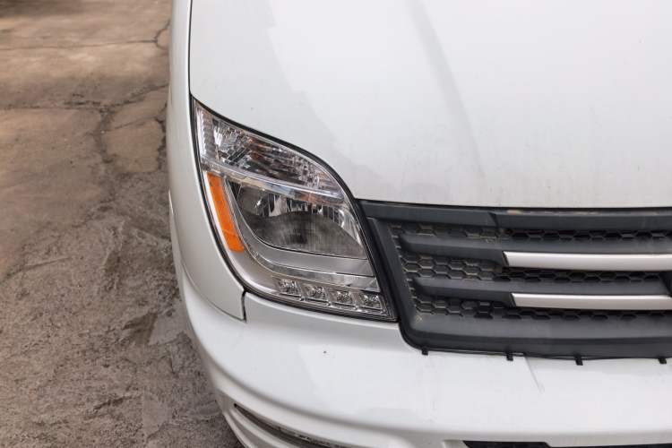 Used SAIC MAXUS Xintu V80 2021 2.0T Manual Classic Aoyuntong Short Wheelbase Mid-Roof 5/6-Seater
