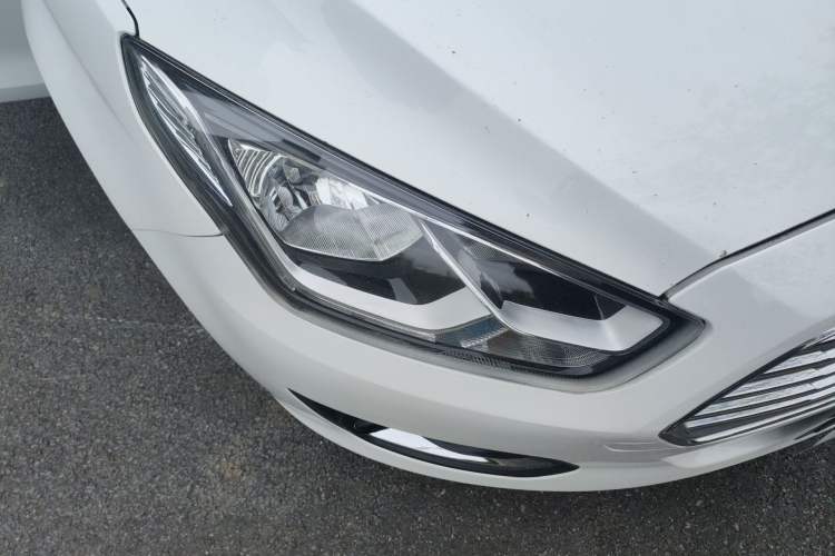 Used Ford Escort 2015 1.5L Automatic Fashion Model Right Front Headlight