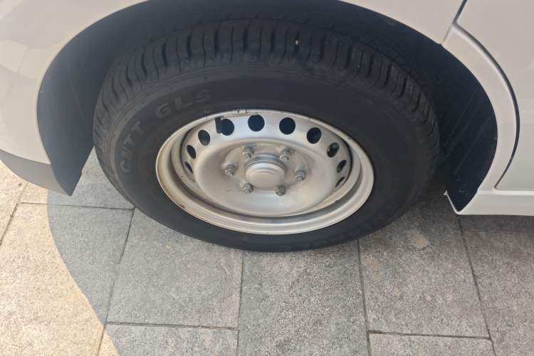 Used Wuling Yangguang 2024 300KM Comfort Version Passenger Van 75kW