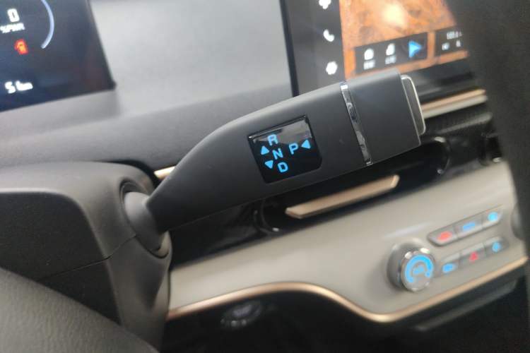 Used Chery QQ Domi 2025 Model 305km Comfort Edition Gear Lever