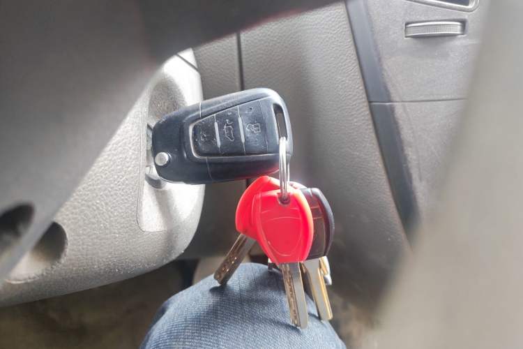 Used SAIC MAXUS Xintu V80 2017 2.5T AMT Aoyuntong National V Short Wheelbase Ultra-Low Roof 5/6/10-Seater
