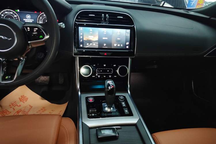 Used Jaguar XEL 2022 2.0T 250 PS R-DYNAMIC S Advanced Sport Edition Audio And AC Panel