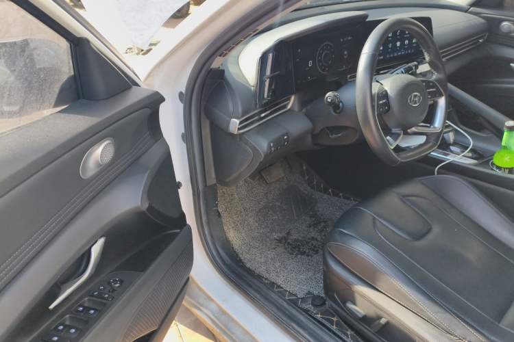 Used Hyundai Elantra 2021 1.5L CVT LUX Prestige Edition Interior 3