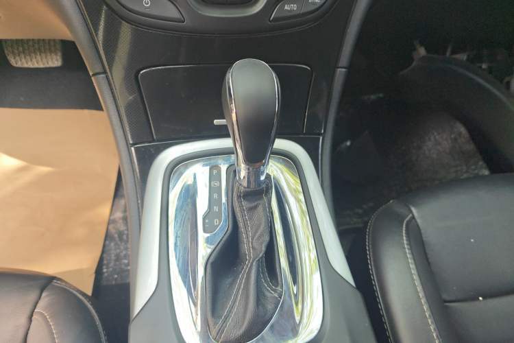 Used Buick Regal 2015 1.6T Elite Tech Model Gear Lever