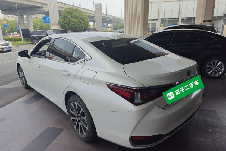 Used Lexus ES 2023 200 Excellence Edition Rear Left 45 Deg