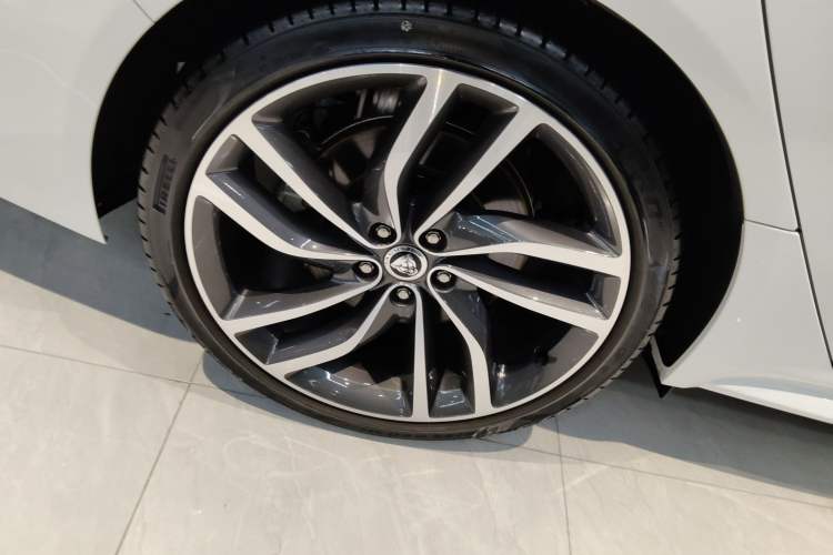 Used Jaguar XFL 2024 2.0T P300 Four-Wheel Drive Flagship Sport Gold Edition