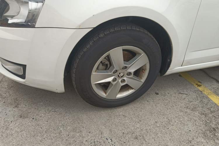 Used Skoda Octavia 2016 1.6L Automatic Front-Wheel Drive Model Left Front Wheel Hub