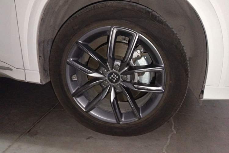 Used Landian E5 2024 Honor Edition 100KM Comfort Model 7 Seats Right Front Wheel Hub