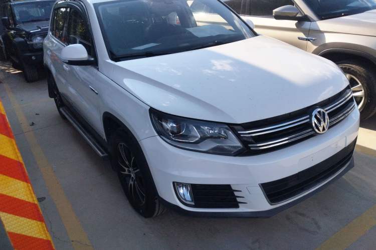 Used Volkswagen Tiguan 2016 300TSI Automatic All-Wheel Drive Luxury Edition Front Right 45 Deg