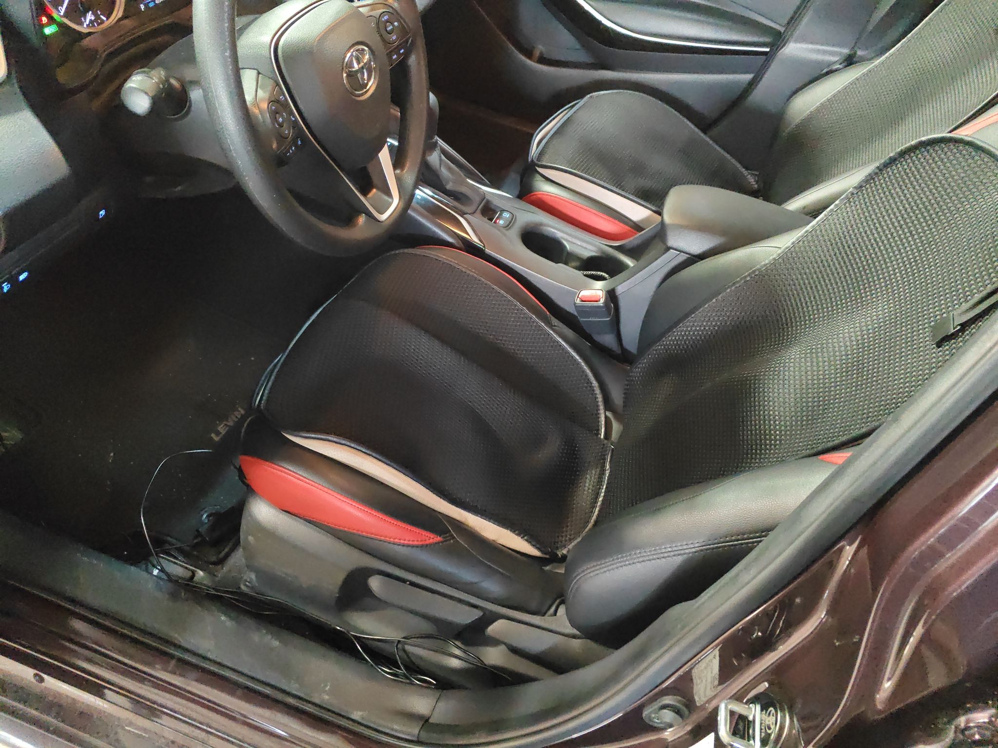 المقاعد الأمامية داخل السيارة