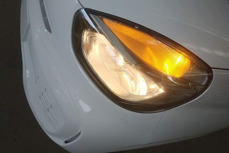 Used Roewe Clever 2021 302 km New Four-Seater Super-Efficient Version Left Front Headlight