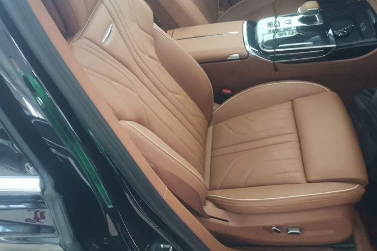 Used Hongqi H9 2025 2.0T Two-Wheel Drive Flagship Luxury Business Edition 5 Seats
