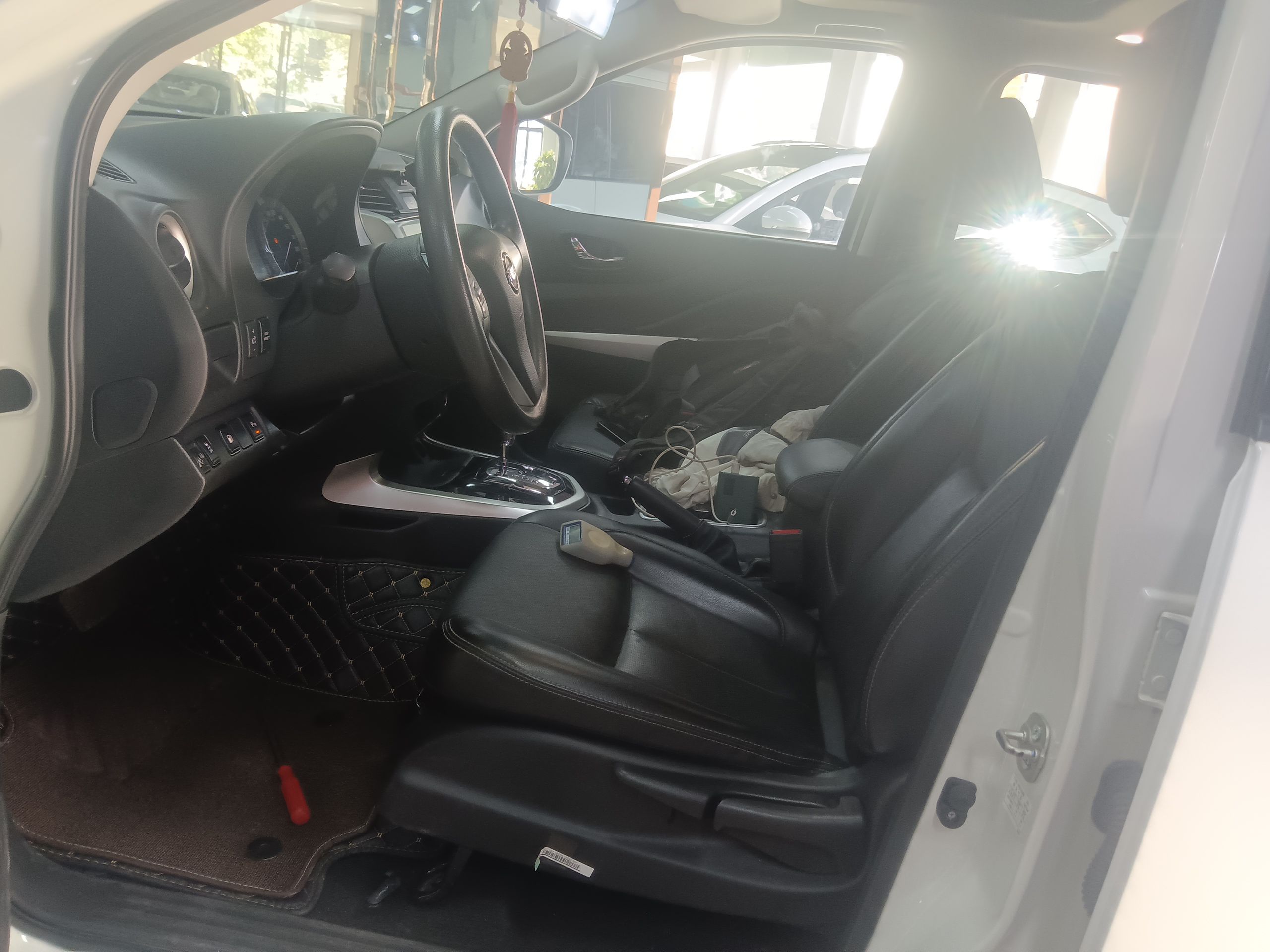 المقاعد الأمامية داخل السيارة