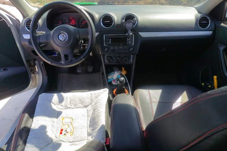 Used Volkswagen Jetta 2013 1.6L Manual Comfort Model Center Console