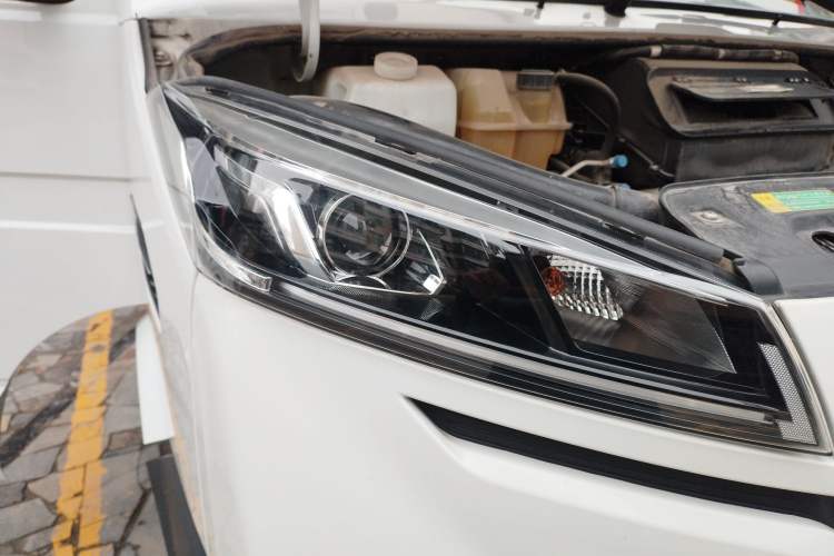 Used Iveco Daily 2023 2.8T V40 Van Long Wheelbase Mid-Roof Dual Tires Manual Doors 2-3 Seater
