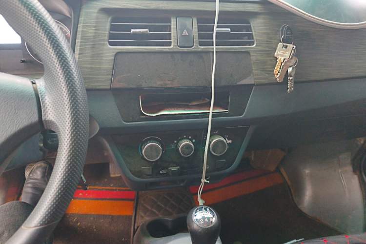 Used Jinbei Hiace X30 2023 1.5L Super-Comfortable Passenger Van 5/6/7-Seater Non-Air-Conditioned Version Model SWC15M Audio And AC Panel