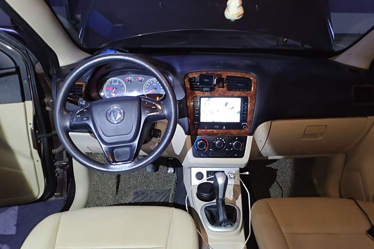 Used Dongfeng Fengon 330 2014 1.5L Manual Utility Version DK15 Center Console