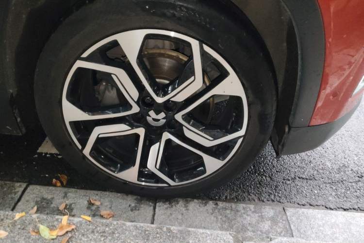 Used Nio ES8 2018 Founder Edition Right Front Wheel Hub