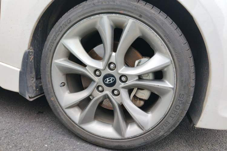 Used Hyundai Veloster 2015 1.6T Automatic Luxury Edition Right Front Wheel Hub