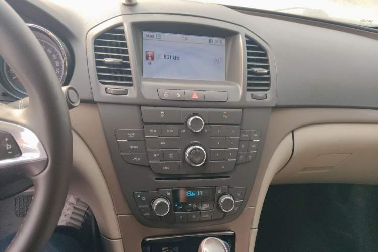 Used Buick Regal 2011 2.4L SIDI Elite Edition Audio And AC Panel