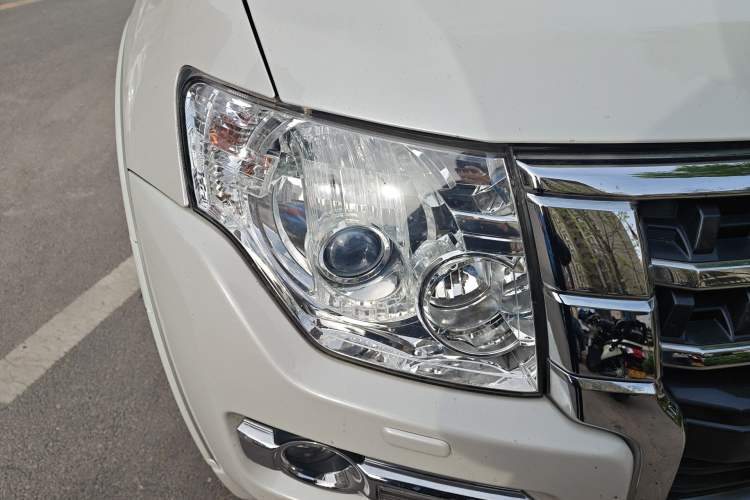 Used Mitsubishi Pajero 2018 3.0L Automatic Prestige Edition Right Front Headlight