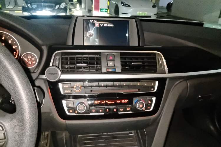 Used BMW 3 Series 2017 318i Fashion Model Audio And AC Panel