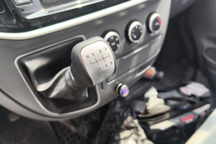 Used SAIC MAXUS Xintu V80 2021 2.0T Manual Classic City Delivery King Long Wheelbase Mid-Roof 3 Seats
