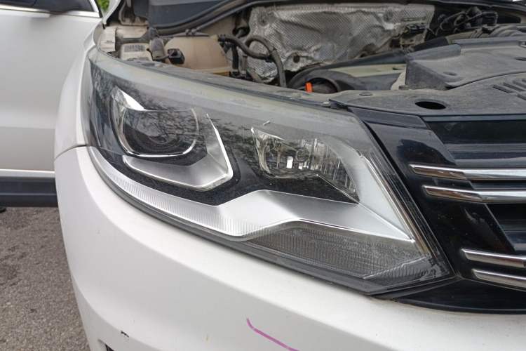 Used Volkswagen Tiguan 2015 2.0 TSI Automatic All-Wheel Drive Luxury Edition Right Front Headlight