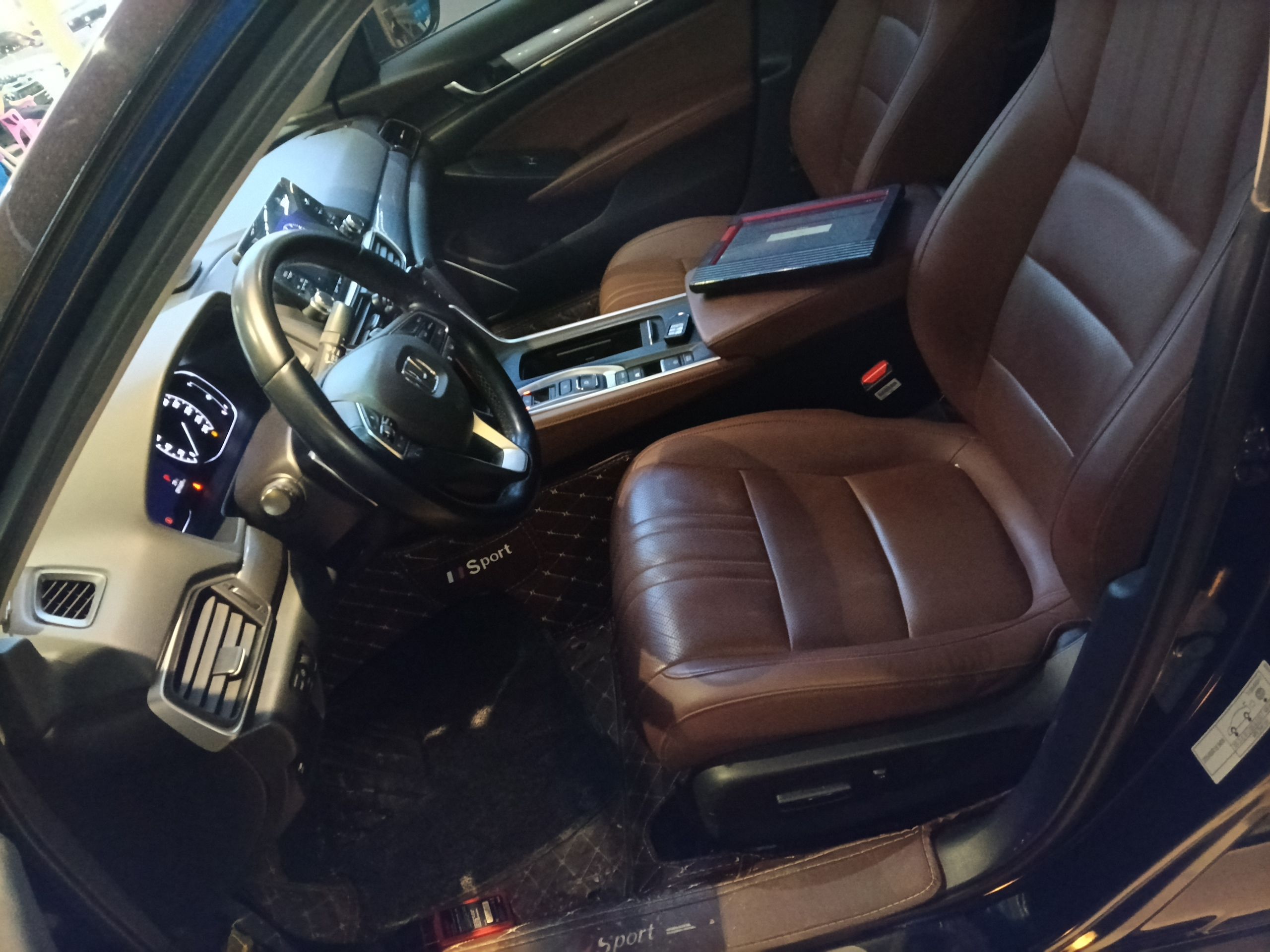 المقاعد الأمامية داخل السيارة