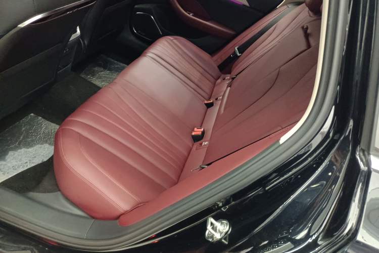 Used Hongqi H5 2025 2.0T Automatic Flag Edition – 500 000 Units Commemorative Version Left Rear Seat