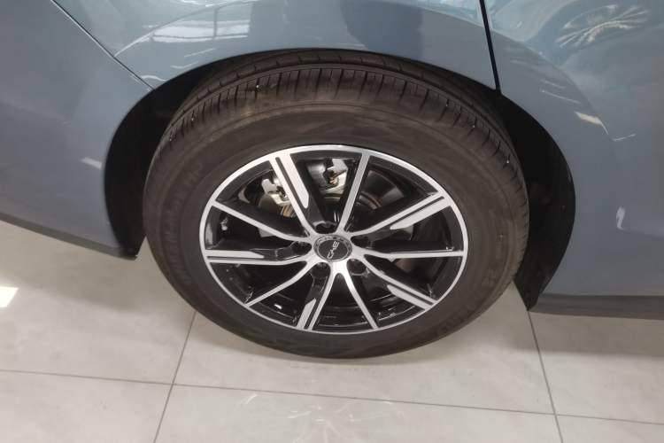 Used BYD Seal 06 New Energy 2024 DM-i 120KM Prestige Model Right Rear Wheel Hub