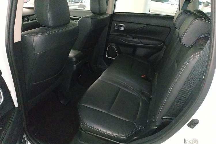 Used Mitsubishi Outlander 2018 2.4L 4x4 Elite Edition 5 Seats Left Rear Seat