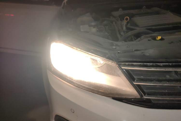 Used Volkswagen Sagitar 2015 230TSI Automatic Luxury Model Right Front Headlight