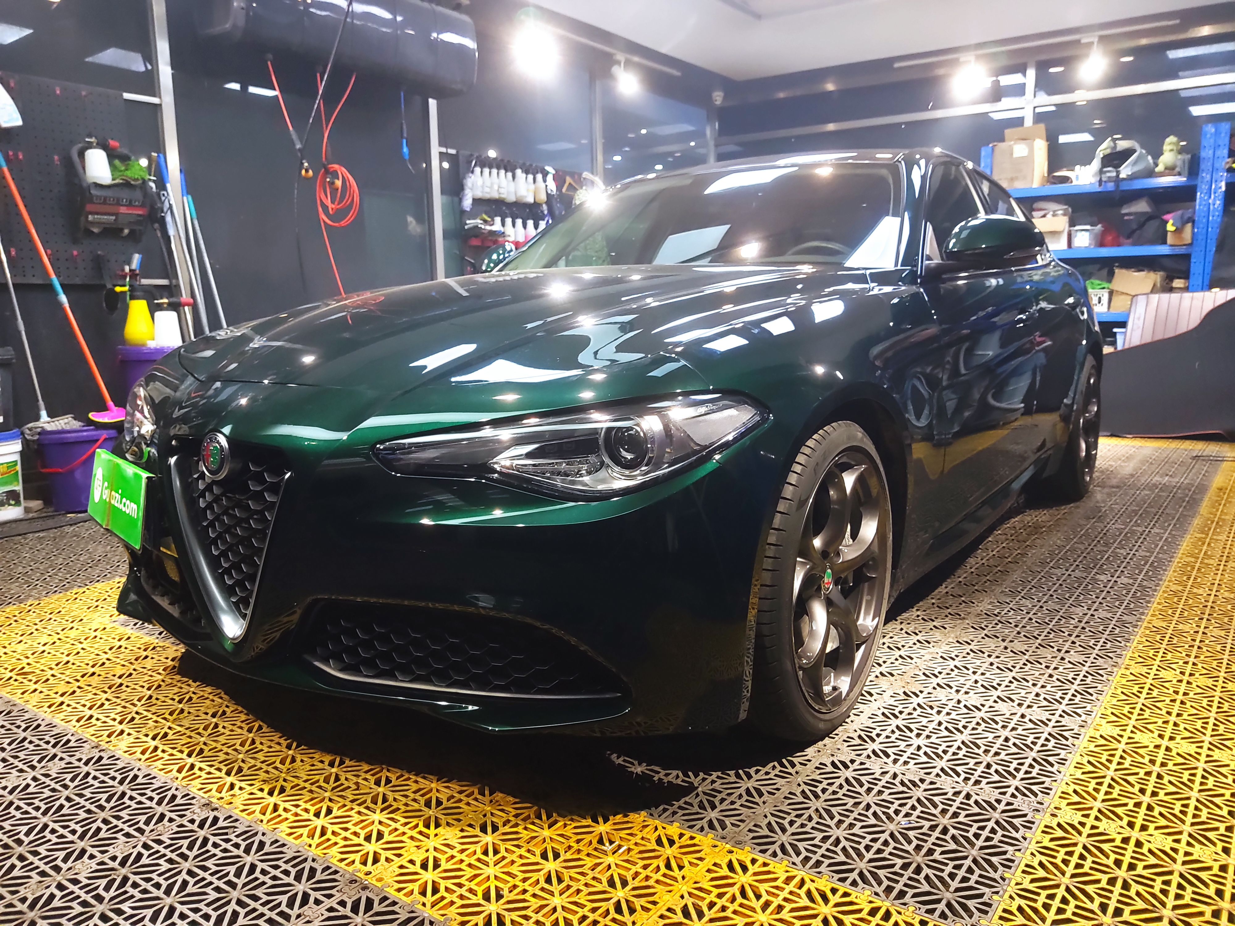 Под передней частью автомобиля