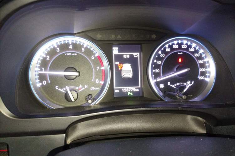 Used Toyota Highlander 2018 2.0T Four-Wheel Drive Luxury Edition 7 Seats China V Emission Standard Instrument Cluster