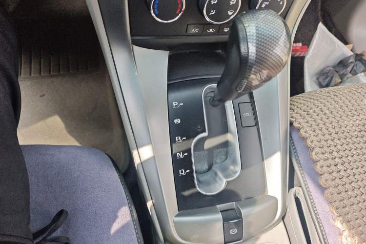 Used Chevrolet Captiva 2011 2.4 AT 5-Seater Comfort Edition Gear Lever