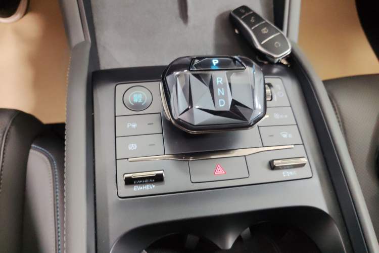 Used BYD Qin L 2025 DM-i Smart Drive 120KM Superior Model Gear Lever