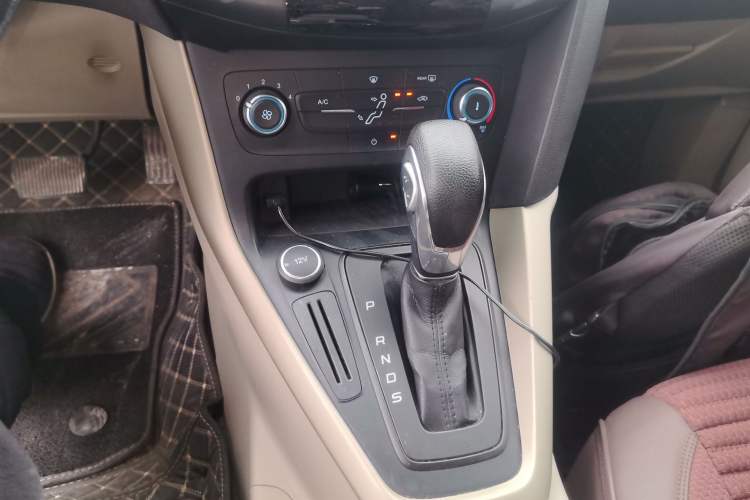 Used Ford Focus 2017 Sedan 1.6L Automatic Comfort Plus SmartDrive Edition Gear Lever