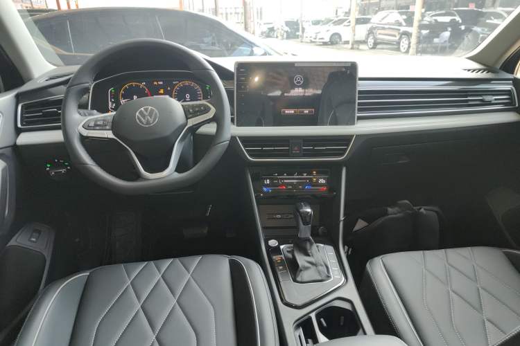 Used Volkswagen Tiguan L 2024 Outstanding Model 300TSI Automatic Two-Wheel Drive Longteng Edition
