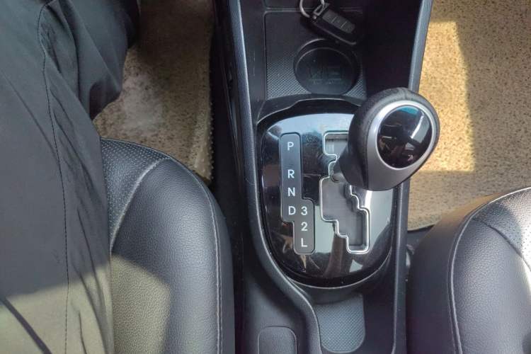 Used Kia K2 2011 Sedan 1.6L Automatic Transmission Premium Gear Lever