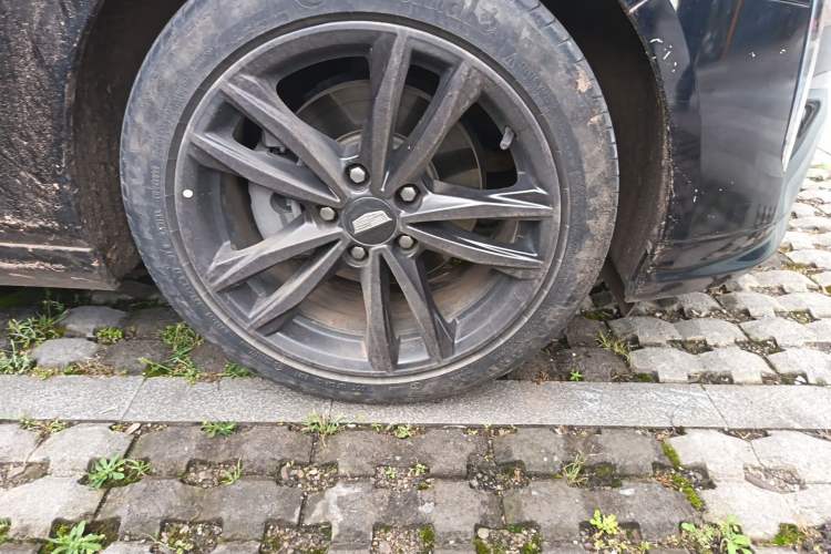 Used Cadillac CT4 2021 28T Luxury Model Right Front Wheel Hub