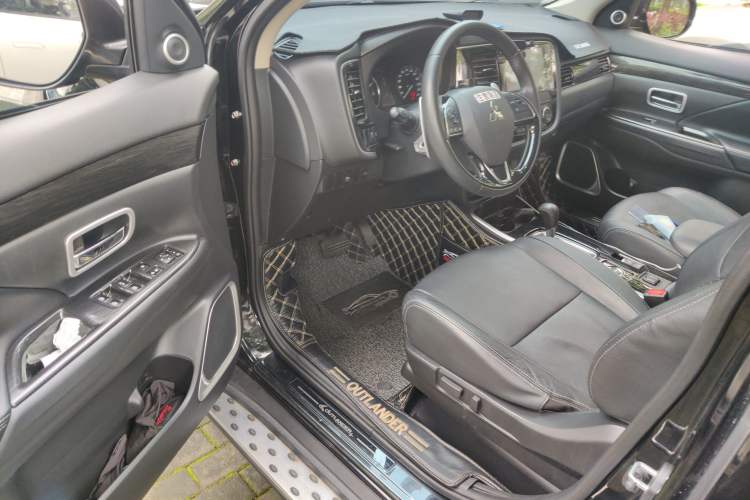 Used Mitsubishi Outlander 2018 2.4L 4x4 Elite Edition 5 Seats Driver Seat