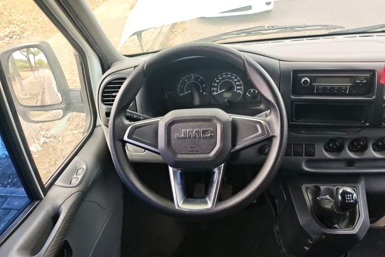Used JMC Transit 2019 2.8T Commercial Version Long Wheelbase Mid-Roof 6-Seater Rear Single Tire China VI Emission Standard – JX493
