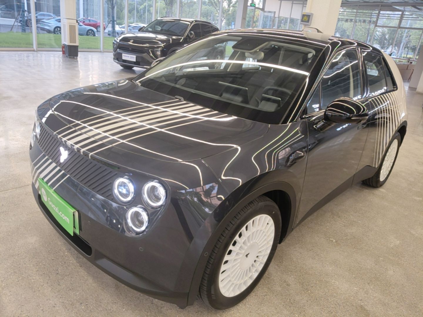 Unter der Vorderseite des Autos