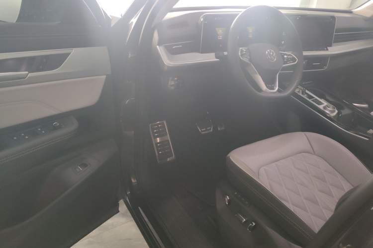 Used Volkswagen Tavendor 2024 380TSI All-Wheel-Drive R-Line Cruise Premium Edition Driver Seat