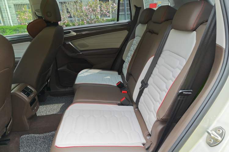 Used Volkswagen Tiguan L 2023 330TSI Automatic Two-Wheel Drive R-Line Flagship Edition Left Rear Seat