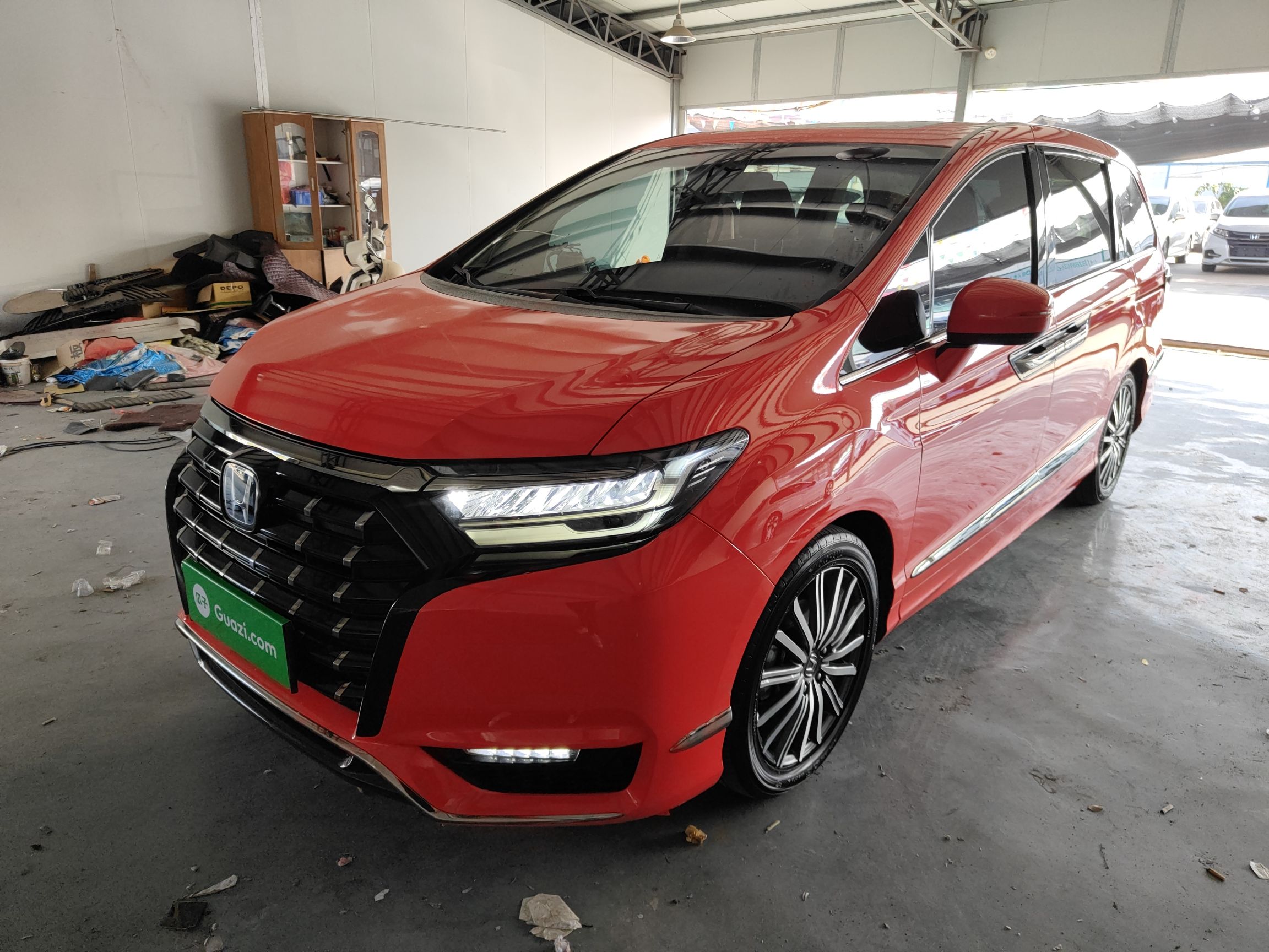 تحت مقدمة السيارة